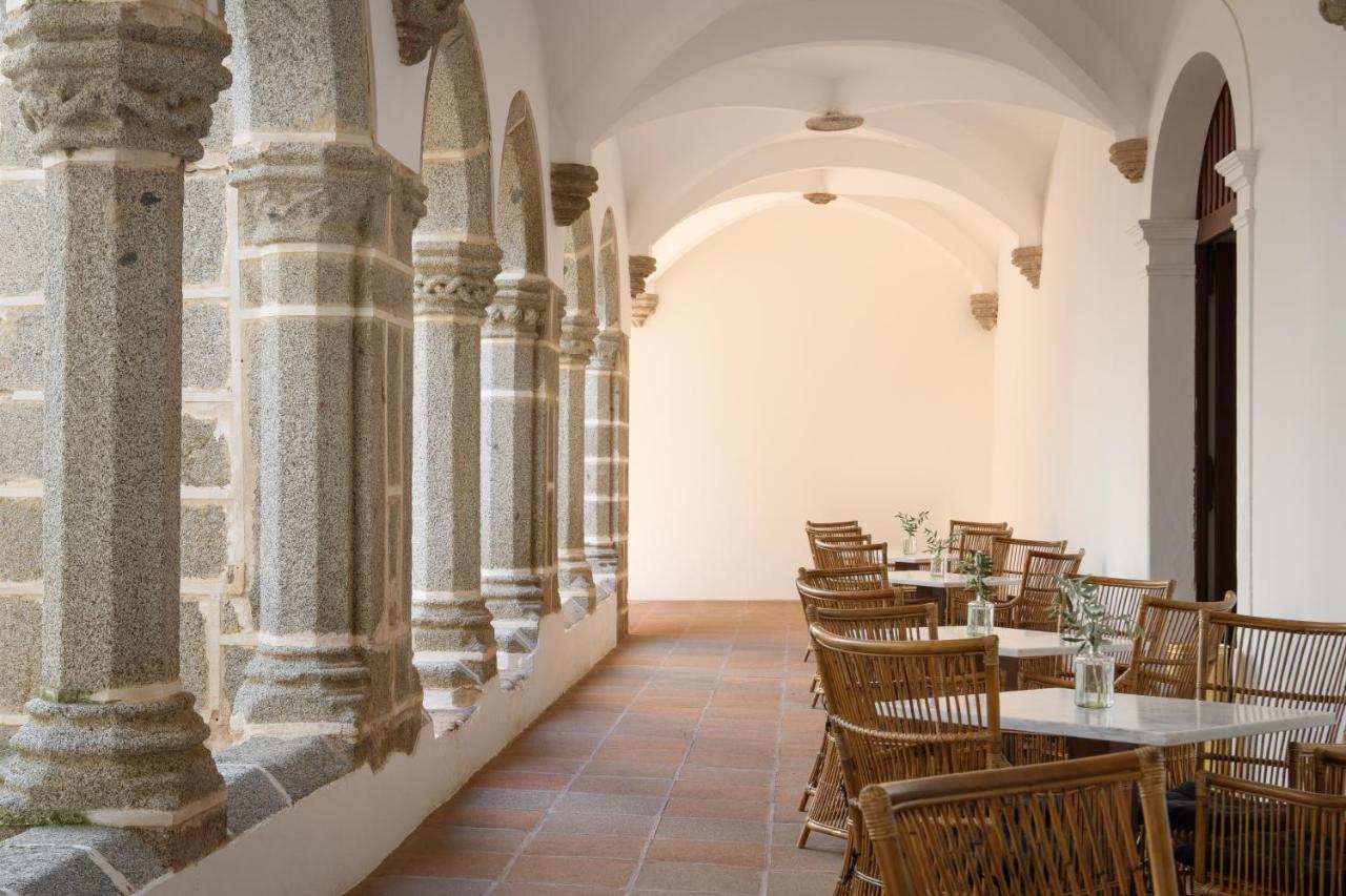 Convento Do Espinheiro, Historic Hotel & Spa Évora Eksteriør bilde The cloister of the monastery