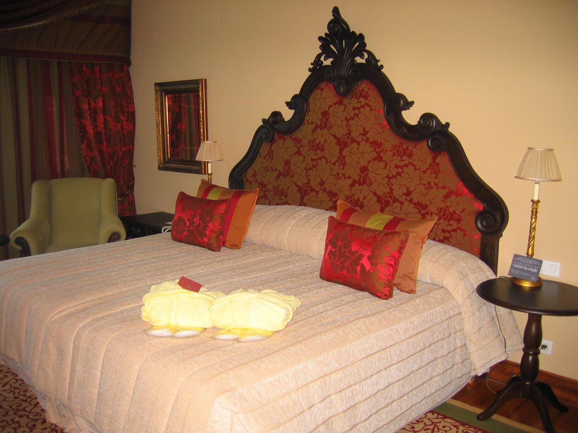 Convento Do Espinheiro, Historic Hotel & Spa Évora Rom bilde A bedroom at the Taj Mahal Palace