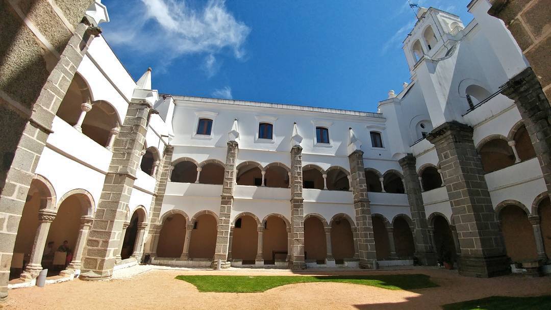 Convento Do Espinheiro, Historic Hotel & Spa Évora Eksteriør bilde Cloister of the monastery