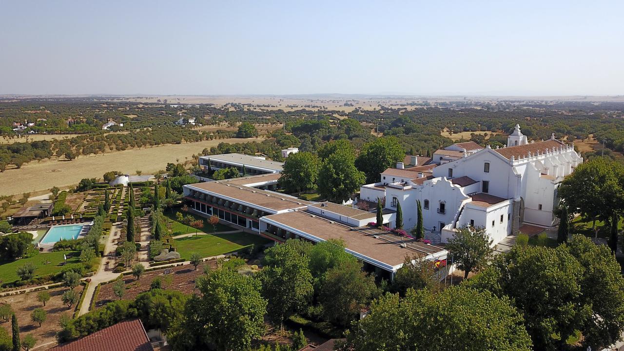 Convento Do Espinheiro, Historic Hotel & Spa Évora Eksteriør bilde View of the hotel from the tower of the church of the village of Alqueidão da Serra