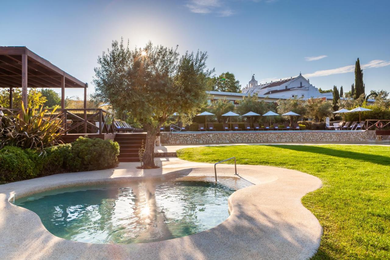 Convento Do Espinheiro, Historic Hotel & Spa Évora Eksteriør bilde The hotel's swimming pool