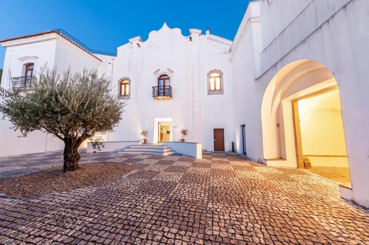 Convento Do Espinheiro, Historic Hotel & Spa Évora Eksteriør bilde The main façade of the Pousada de Óbidos