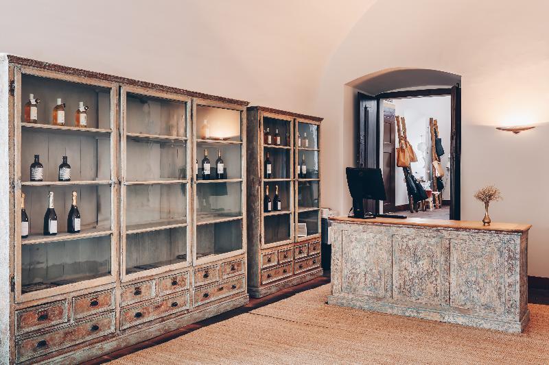 Convento Do Espinheiro, Historic Hotel & Spa Évora Eksteriør bilde Wine shop in the wine cellar
