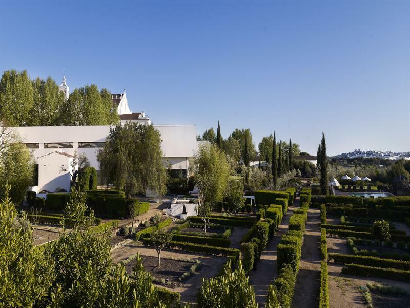 Convento Do Espinheiro, Historic Hotel & Spa Évora Eksteriør bilde View of the gardens of the University of Alcalá