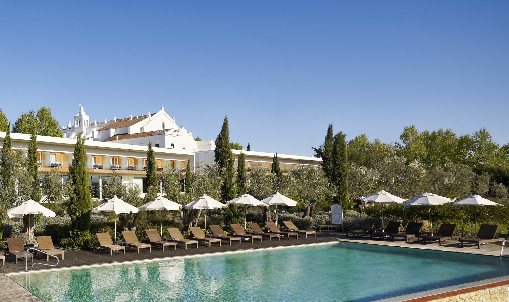 Convento Do Espinheiro, Historic Hotel & Spa Évora Eksteriør bilde The hotel's swimming pool